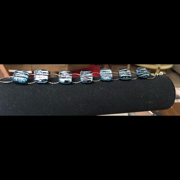 Beautiful Ladies SilverTone Link Bracelet with stone embellishment. - Picture 6 of 7